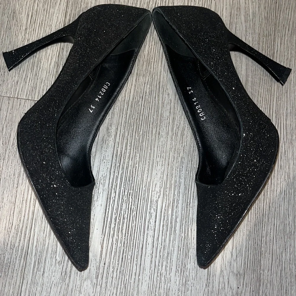 Authentic Christian Dior Heels comes with shoe dust bag.